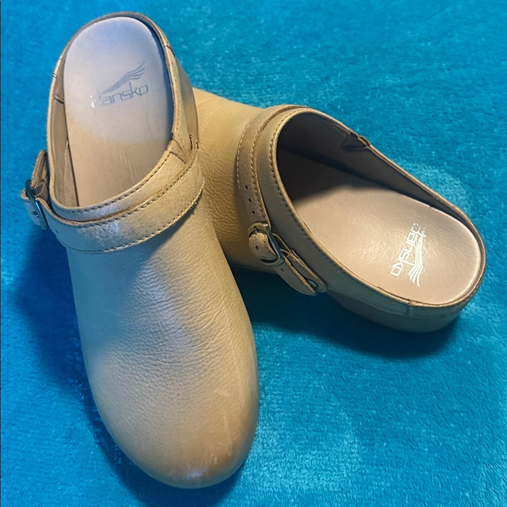 Dansko clogs. Beige Leather Slip-On Shoes